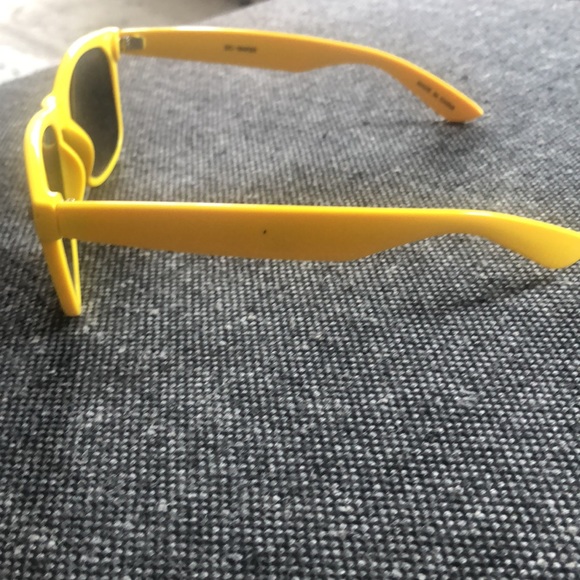 Plastic frame sunglasses. (New)Dazed and Confused - Picture 5 of 7